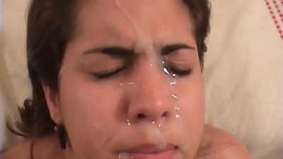 Ang matahum nga Latin nga brunette adunay bastos nga sekso